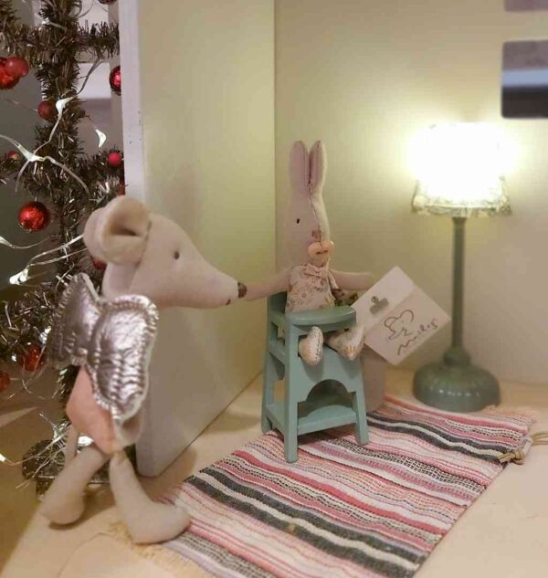 maileg-engel-hasenbaby-teppich-hochstuhl-newborn-stehlampe-luiseundfritz_9feedf98-1604-40b9-89ce-dd3f8f6b9067 Hochstuhl Maus offwhite 7cm, Puppenhauszubehör â Bild 3