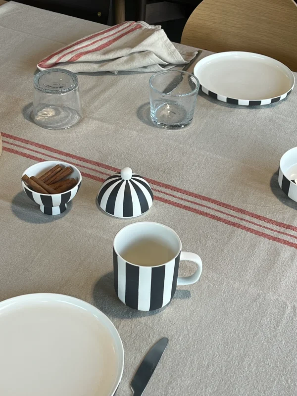 OYOY-L301268-linu-tablecloth-L301263-napkin-L301192-toppu-mug-L301175-toppu-Bonbonniere_275e31d2-e841-439c-9da0-811c417ba9e8 Toppu Mug white / black 350ml 9cm, Kaffeebecher â Bild 4